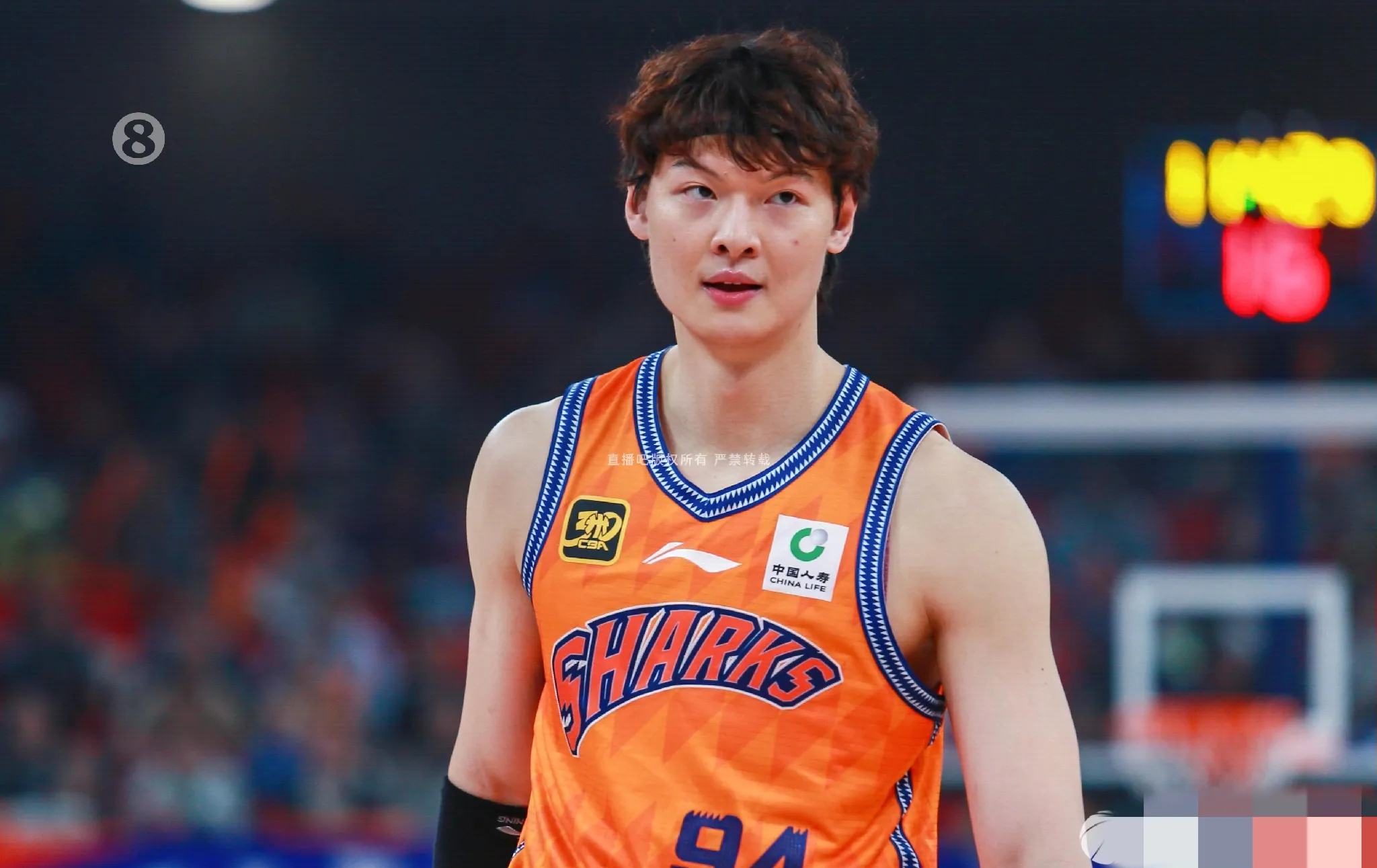 鹈鹕险胜新疆队，王哲林高光表现