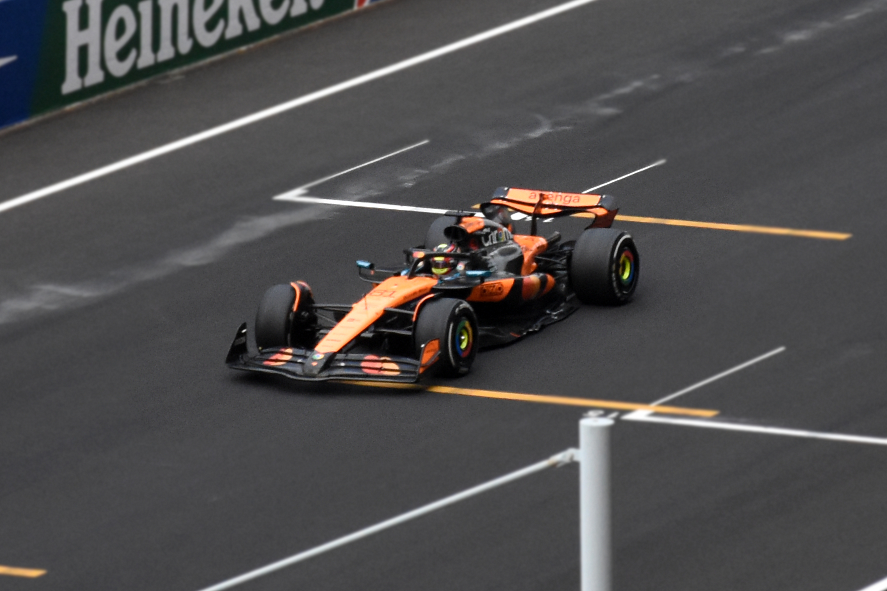 阿斯顿马丁险胜迈凯伦，拉塞尔惊艳四座