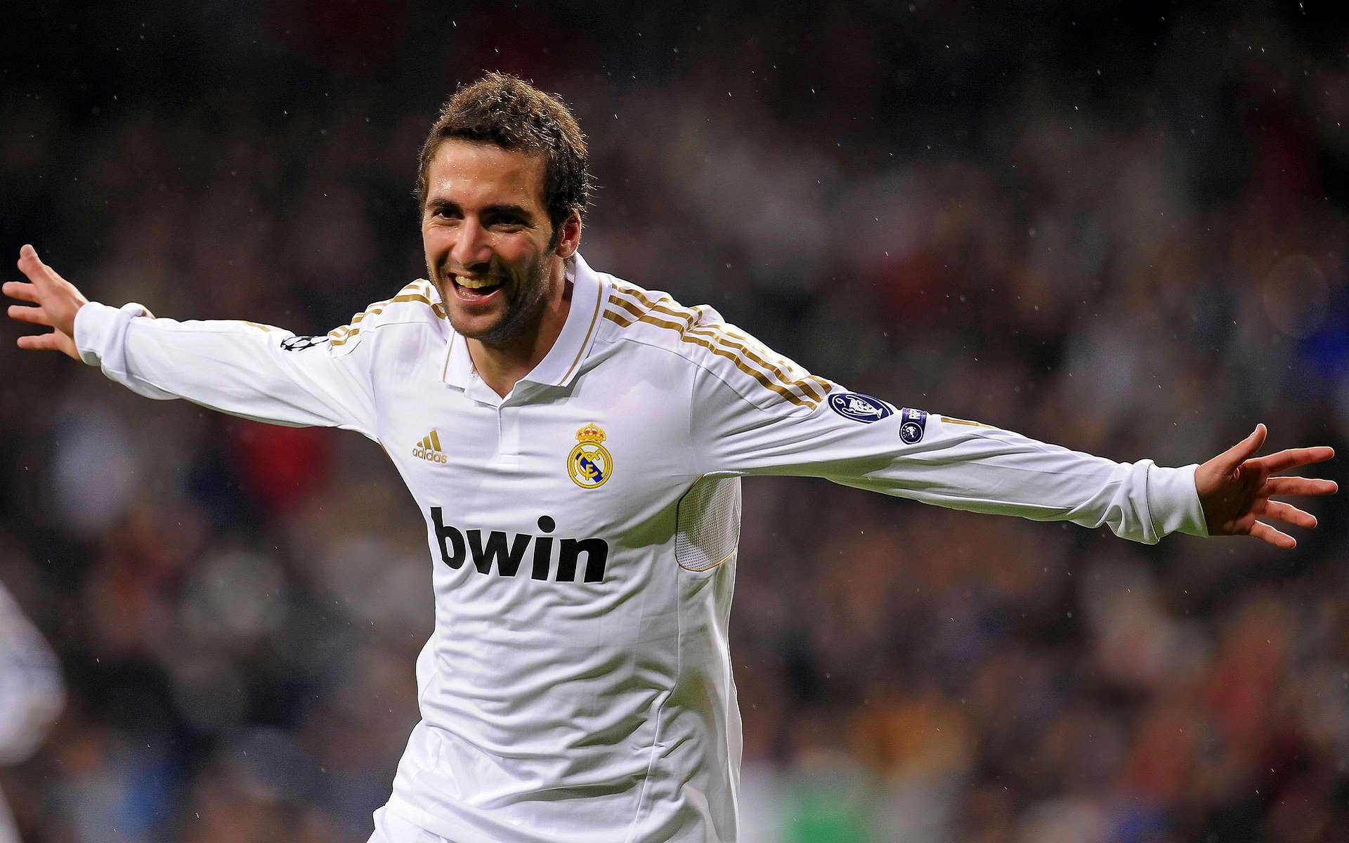 蓝色风暴中的橙色火焰，红牛二队鏖战迈凯伦，佩雷兹点燃银石逆袭之战