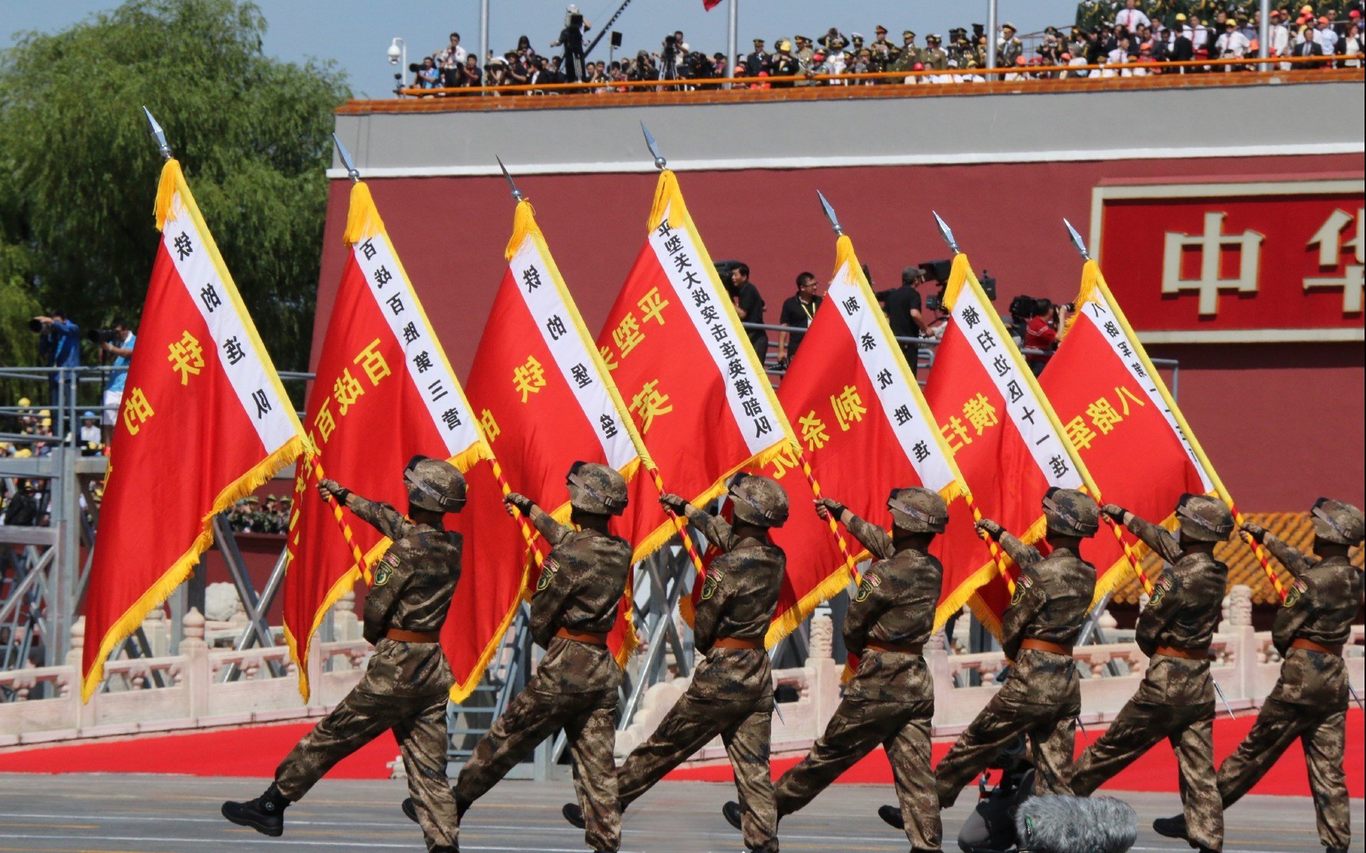 冰火炼狱中跨界燃烧，当维斯塔潘在拉斯维加斯卫冕，东契奇用60+三双照亮达拉斯寒夜