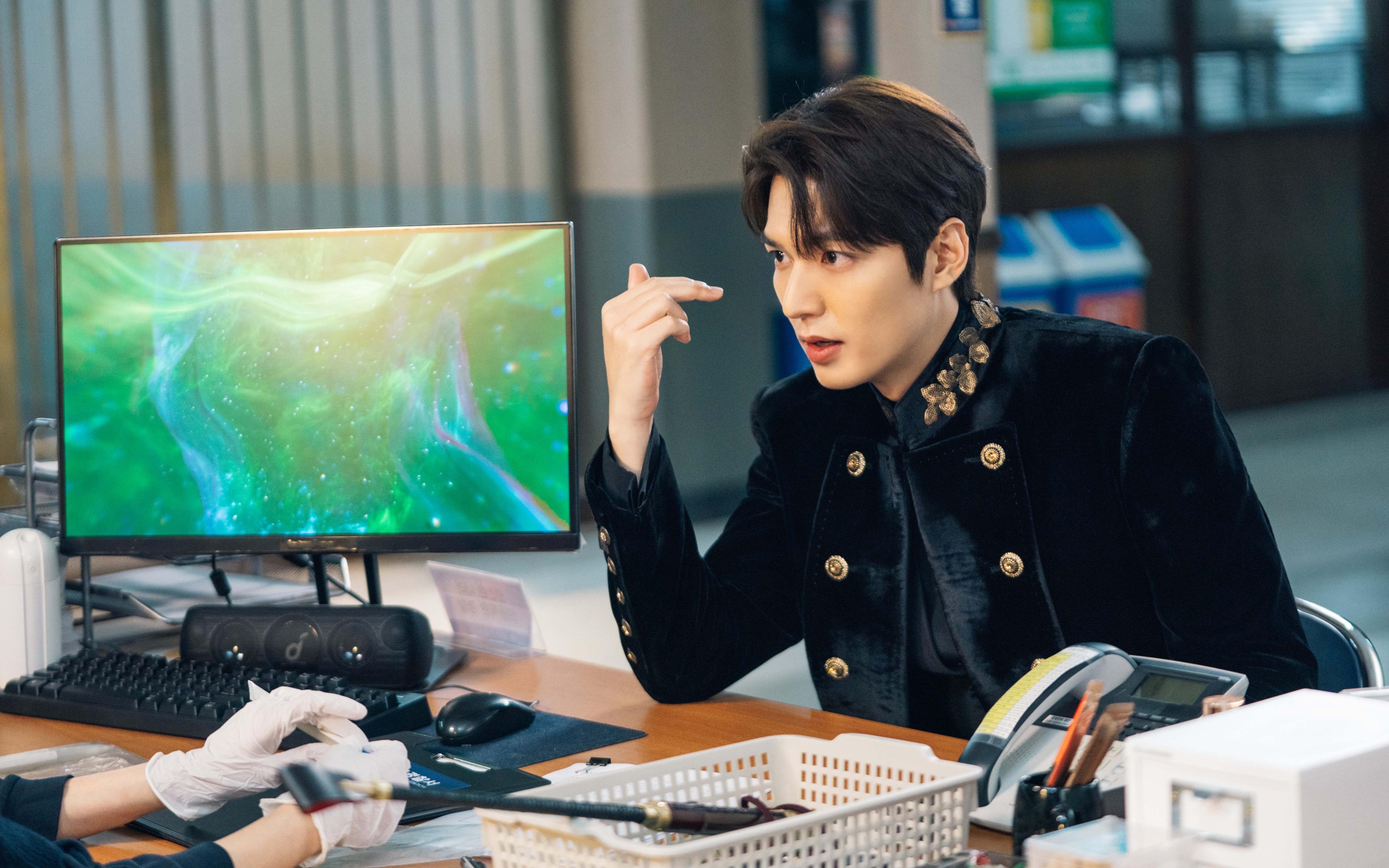 赛道与球场的交响诗，当维斯塔潘的雨胎化作杜锋的死亡五小